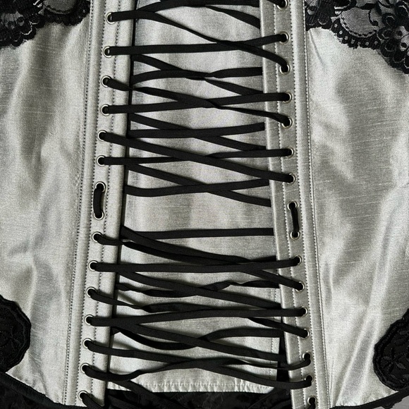 Silver overbust corset with lace cap sleeve - Picture 7 of 7